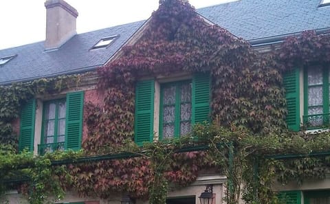 Guided Walking Tour of Monet's Giverny Gardens in Eure