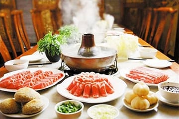 Private Huangpu River Cruise and Hot Pot Dinner in Shanghai