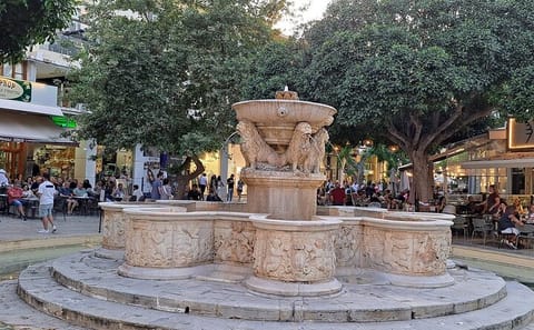 Private Guided Tour of Knossos Palace and Heraklion Shopping