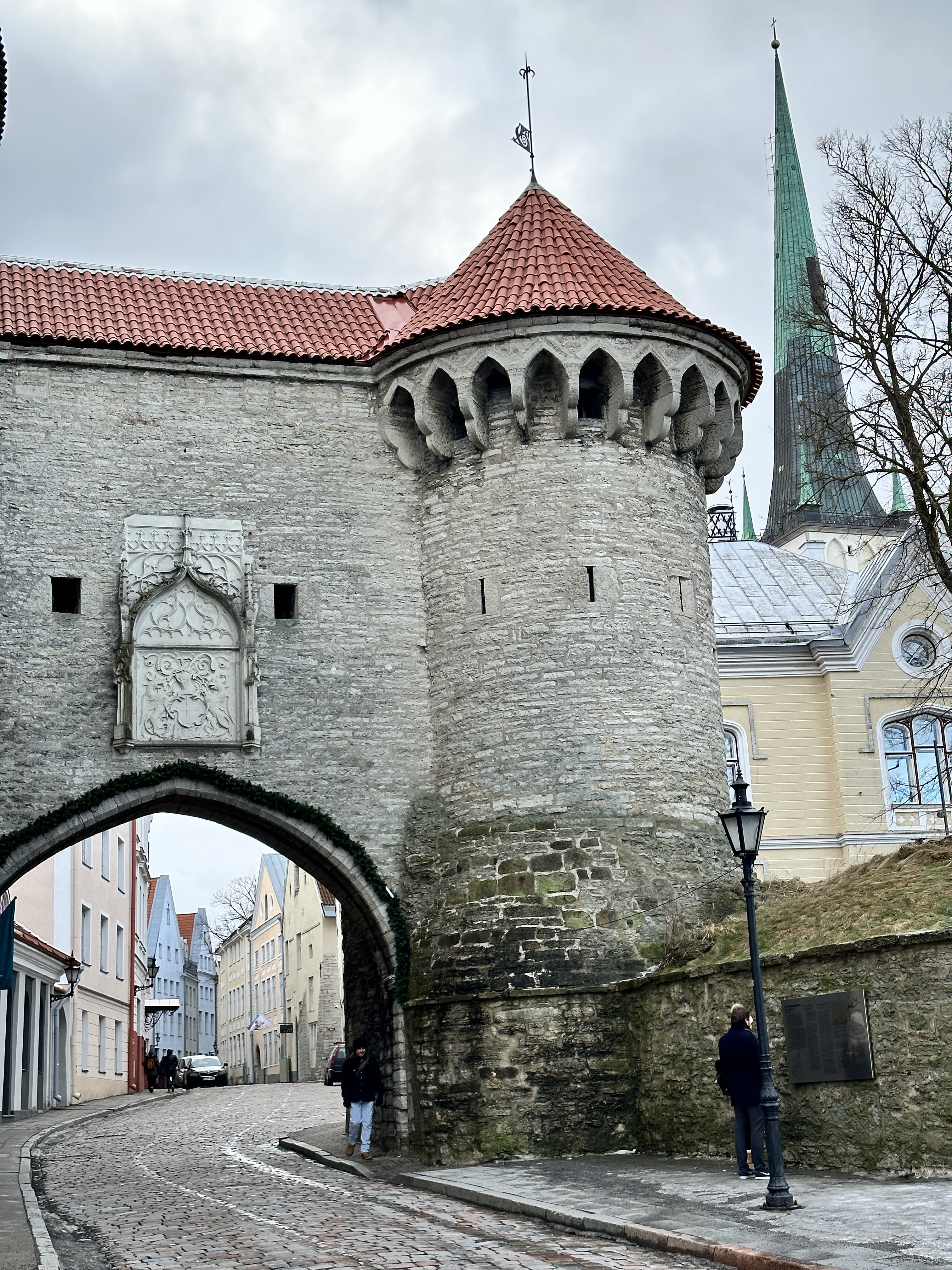 Tallinn: 4 hours private sightseeing tour by walk + VIP Car