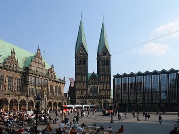 Market square with town hall, cathedral and parliament building, Credits: Jürgen Howaldt