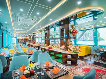 Luxury Ha Long Bay Cruise with Jacuzzi and Kayaking