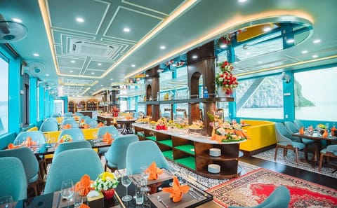 Luxury Ha Long Bay Cruise with Jacuzzi and Kayaking