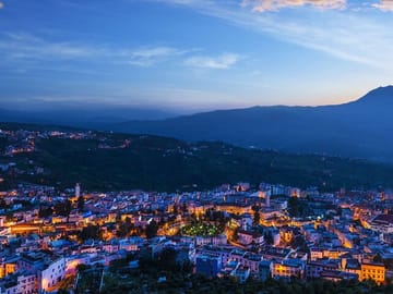 Wander the magical blue-washed streets of Chefchaouen on our 5-Day Luxury Morocco Tour from Tangier.