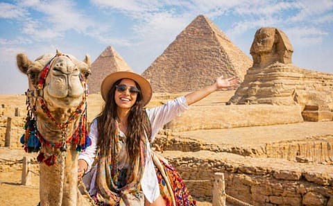 Luxury Giza Pyramids Tour with Breakfast and Camel Ride