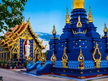 Chiang Mai Day Tour to White and Blue Temples in Chiang Rai