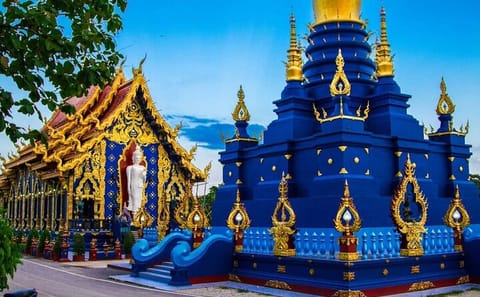 Chiang Mai Day Tour to White and Blue Temples in Chiang Rai