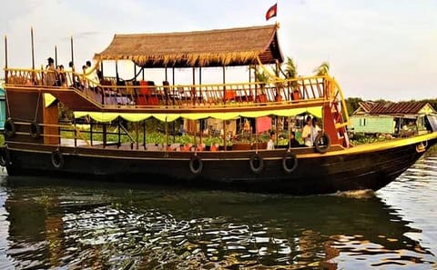 Private Boat Tour from Battambang to Siem Reap on Tonle Sap Lake