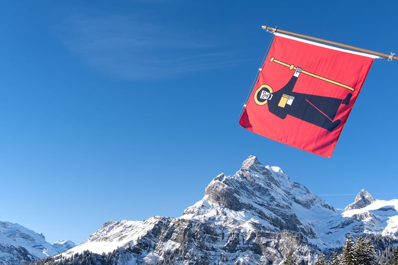 A bandeira de Glarus diante do Ortstock, em Braunwald.