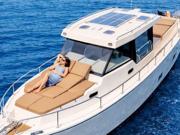 Motor Yacht (2026)Luxury Private Cruise Around Santorini