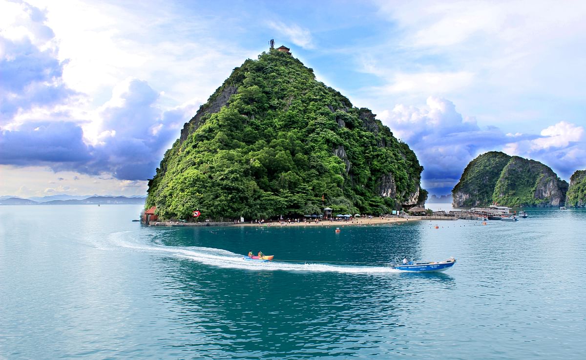 Apricot Cruise in Halong Bay: Stunning Views, Kayaking & Local Culture