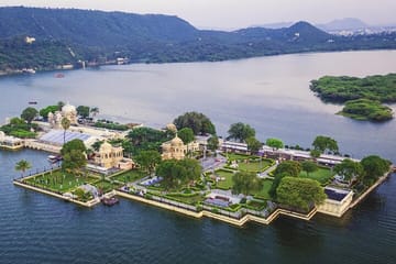 Udaipur Heritage Tour with Vintage Cars and Havelis