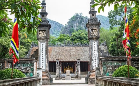 Luxury Day Trip to Hoa Lu, Tam Coc, and Mua Cave from Hanoi