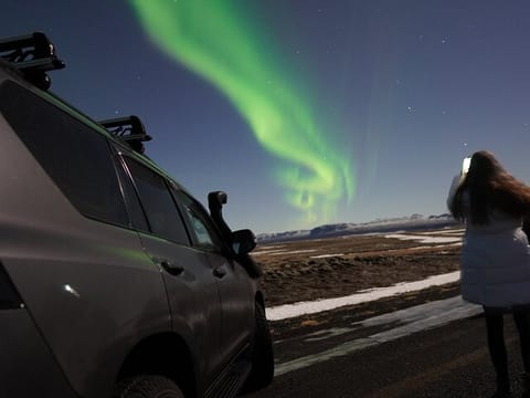 Northern Lights In luxury off-road SUV with Photos and Treats 