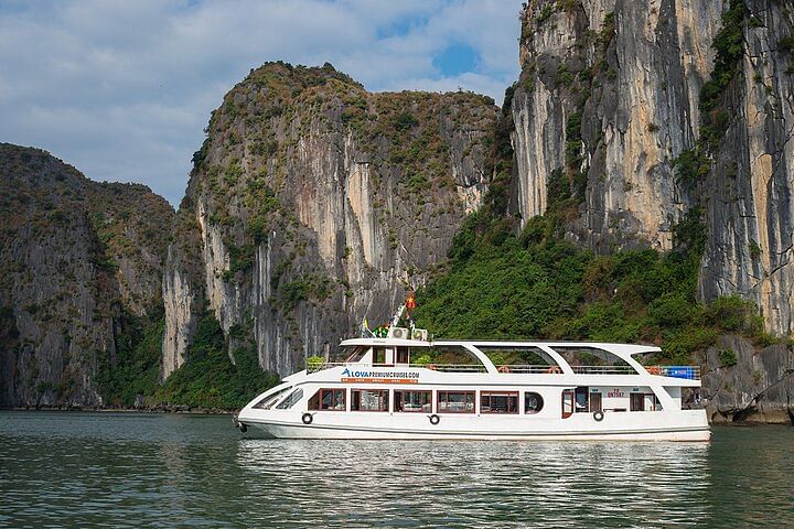 Alova Premium Cruise: Explore Halong Bay, Sung Sot Cave & Titop Island