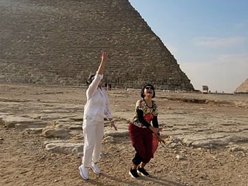 Giza Pyramids Tour with Breakfast or Lunch at 9 Lounge