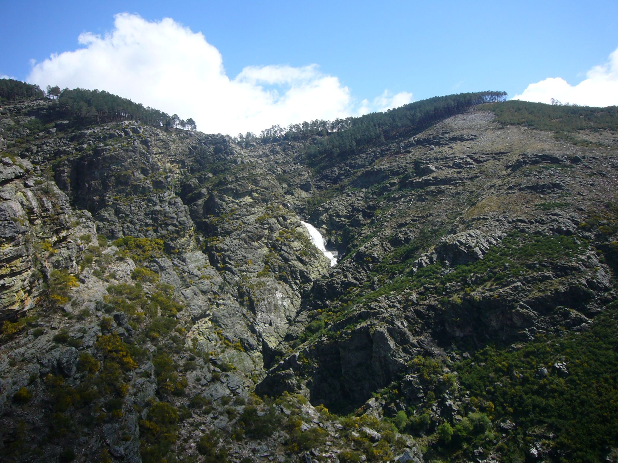 Cascatas das fisgas de ermelo na serra do alvão em Portugal