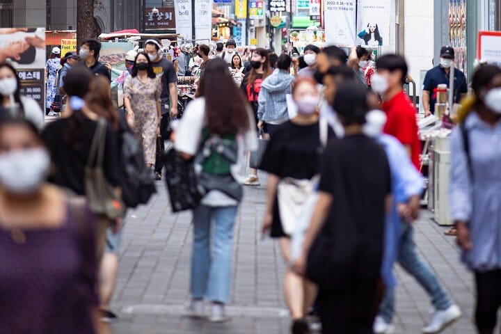 K‑culture streets & café moments