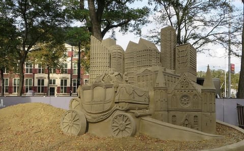 Cultural Walking Tour of Royal Palaces and Landmarks in The Hague