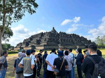 Borobudur Temple Art Painting Workshop with Local Artist