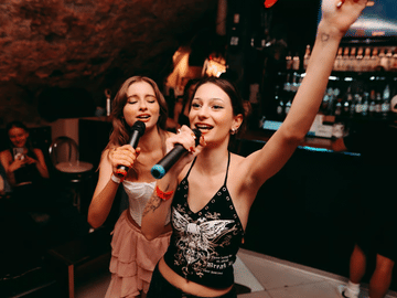 Barcelona Pub Crawl with 1 Hour Open Bar & VIP Club Entry