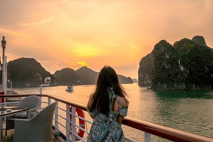 Explore Vietnam: Hanoi, Halong Bay, Hue, Hoi An & Ho Chi Minh City Tour