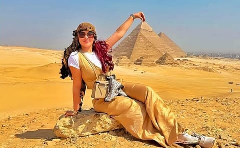 Private Full Day Tour of Giza Pyramids and Old Cairo