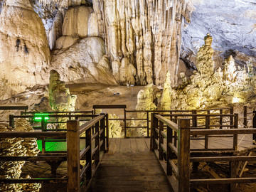 Paradise Cave and Mooc Spring Day Tour from Dong Hoi