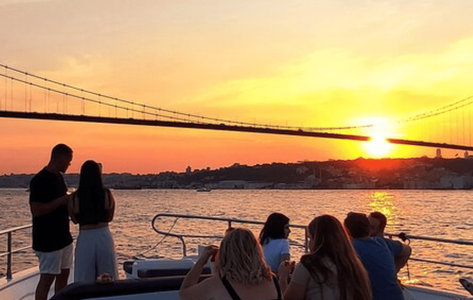 Bosphorus Yacht Tour with Wine and Live Music in Istanbul