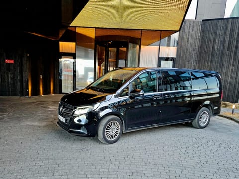 Private Transfer:  Reykjavík →  Keflavik Airport MPV  / SUV 5–6 Pax (standard)