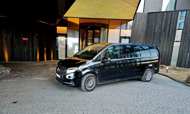 Private Transfer:  Reykjavík →  Keflavik Airport MPV  / SUV 5–6 Pax (standard)