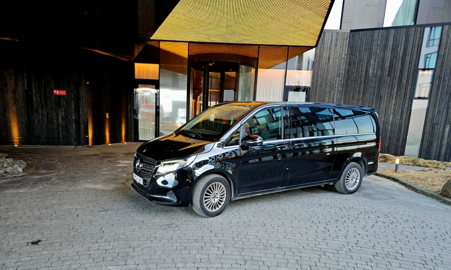 Private Transfer: Reykjavík → Keflavik Airport MPV / SUV 5–6 Pax (standard)