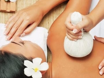 Back massage with natural essential oils