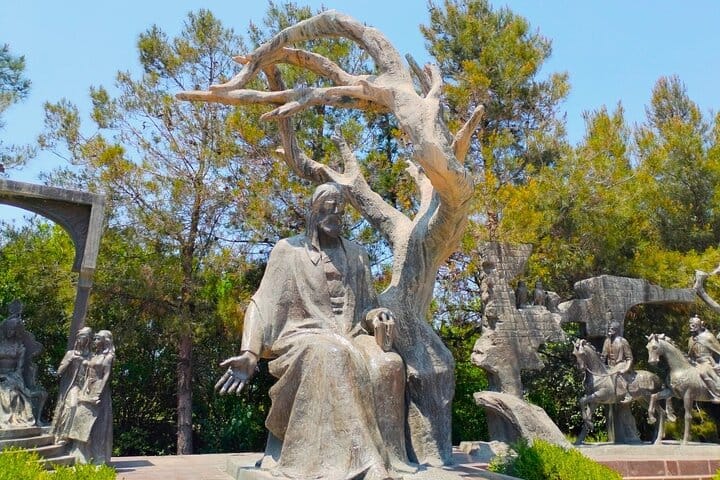 Nizami_Ganjavi_mausoleum_in_Ganja,_Azerbaijan_Ganja_tour_Baku_Nizami_Ganjavi-VLA Travel-Khamsa