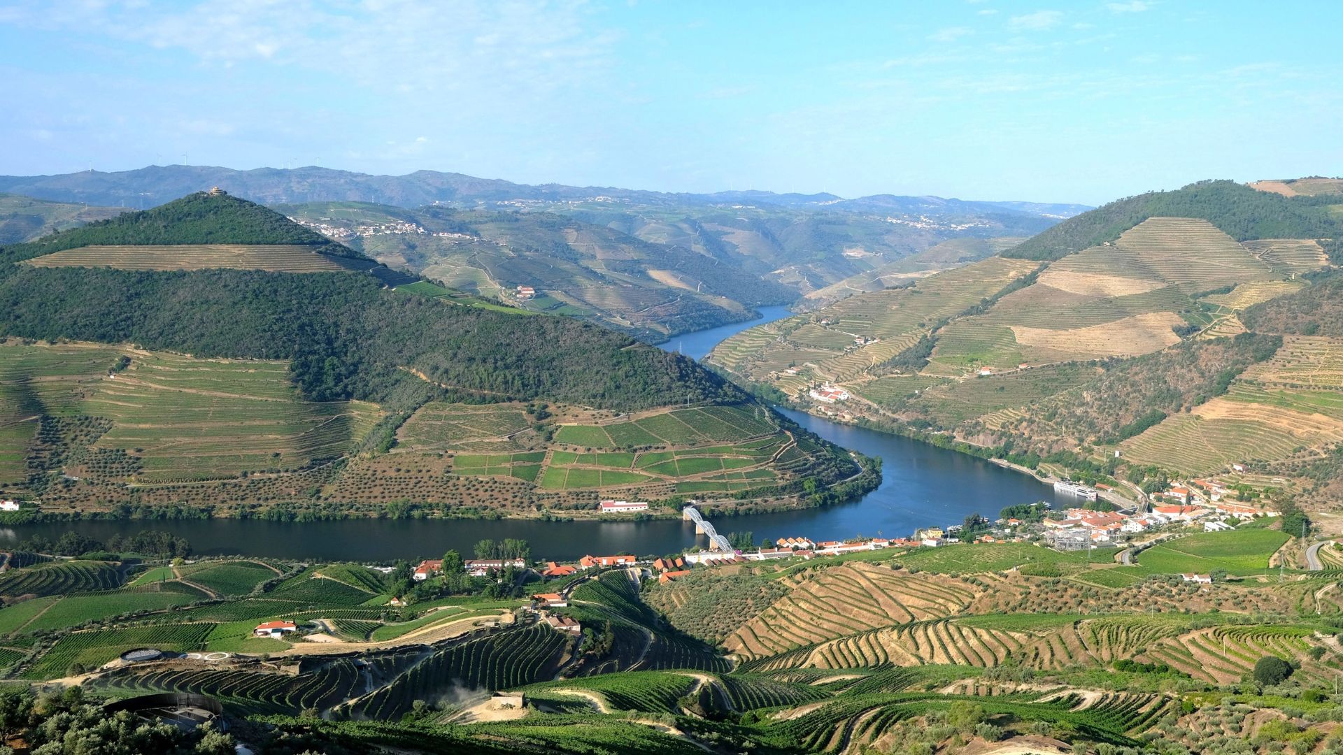Image of Pinhão from a viewpoint, with a view of the Douro River and the Douro Valley hills on Cooltour Oporto's Douro Valley Wine Tour