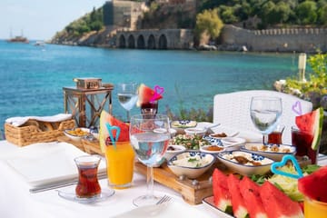 Alanya Seafront Dinner Experience at a Beachside Restaurant
