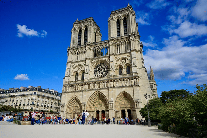 Semi Private Notre Dame Cathedral Tour with Scheduled Entry
