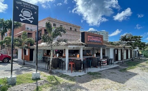 Beer, Burger, and Beach Tour in Sint Maarten