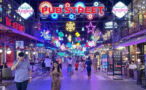 Night Market and Pub Street Walking Tour in Siem Reap