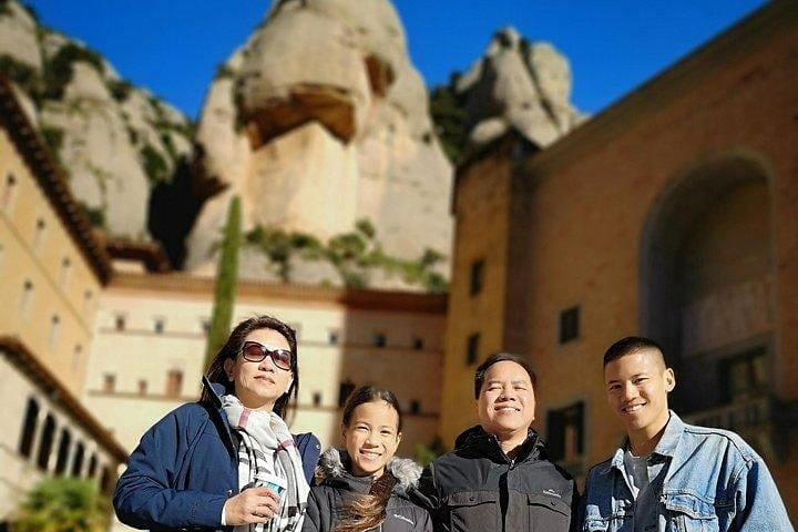 Private tour to Montserrat. The most complete tour, Cable car &amp; meal included