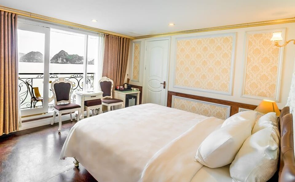Luxury 2-Day Overnight Cruise in Halong Bay, Vietnam