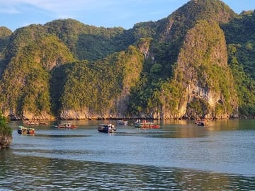 Hanoi to Halong Bay: 2-Day Royal Palace Cruise with Cave,Island