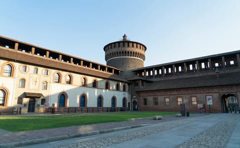 Professional Photoshoot Experience at Sforzesco Castle, Milan