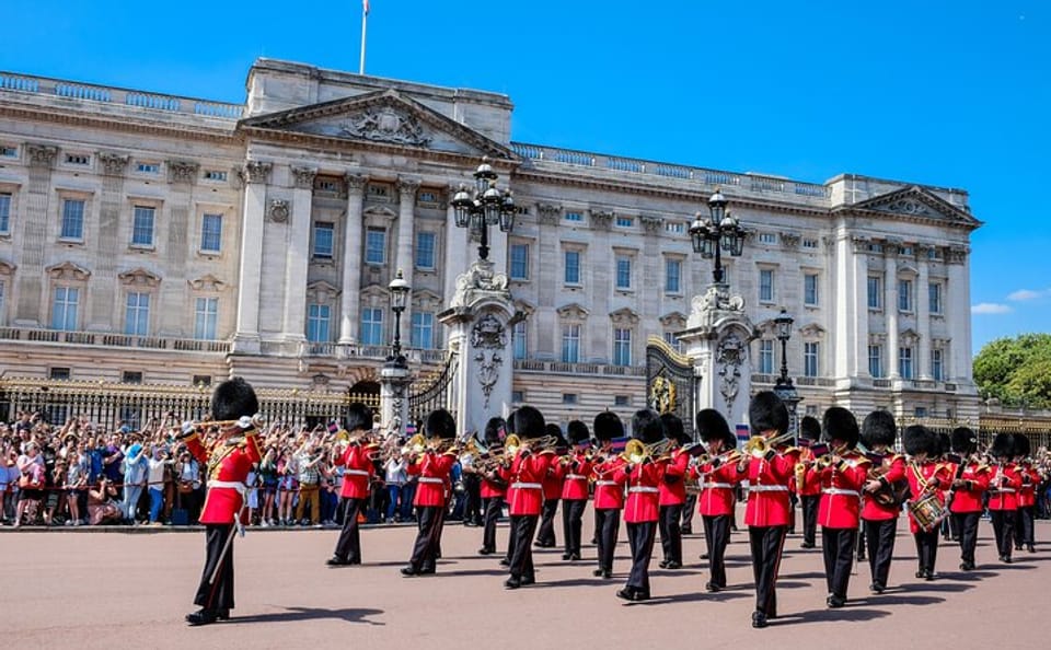 Professional Photoshoot Experience at Buckingham Palace, London