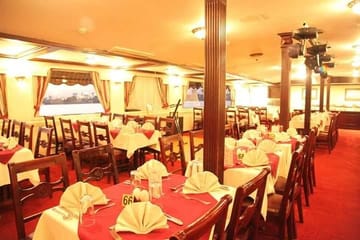 Cairo: Nile River Dinner Cruise with Belly Dancing Show