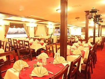 Cairo: Nile River Dinner Cruise with Belly Dancing Show