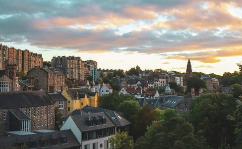 Edinburgh City Highlights Tour with Castle and Palace Visits