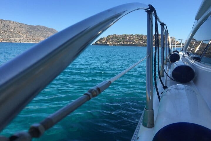 VIP Motor Yacht Charter – 17 meter – 10 Guests max – Full day