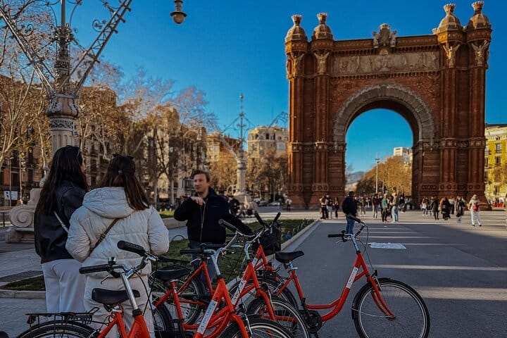 Red bikes on the promenade in front of the Arc de Triomf