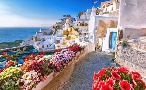 Roundtrip Transport to Oia, Santorini for Scenic Exploration
